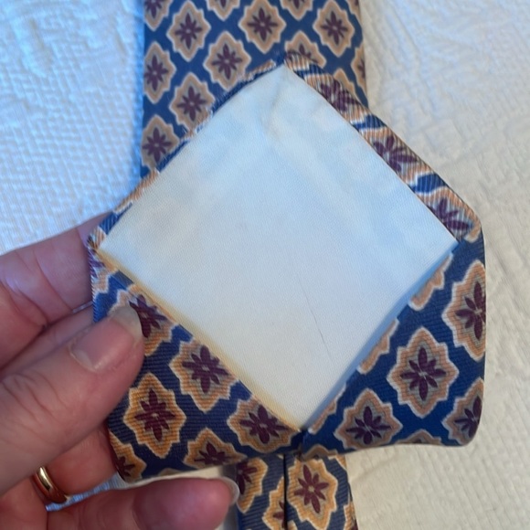 Lands’ End 100% Silk Necktie Blue Gold Red Design NWOT Career Men’s Tie - Picture 5 of 6